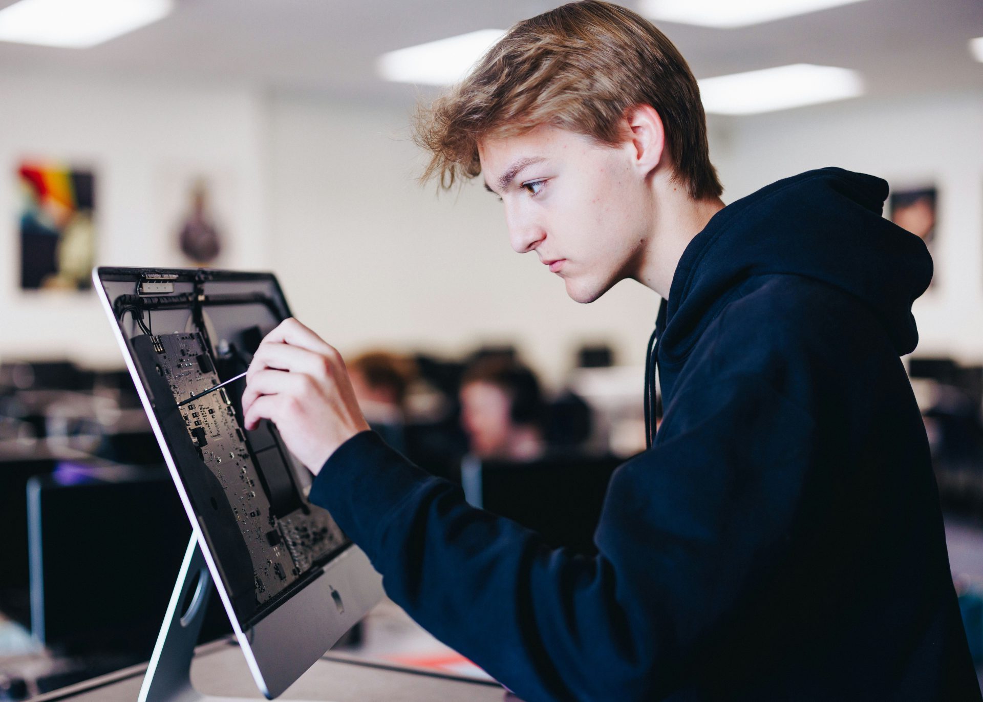 un jeune homme travaillant sur un ordinateur portable