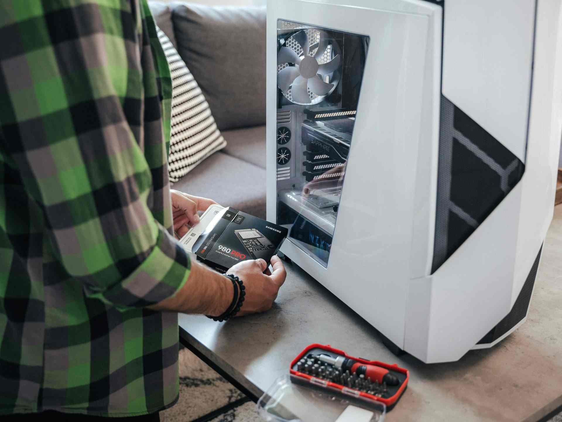 une personne utilisant un appareil à écran tactile